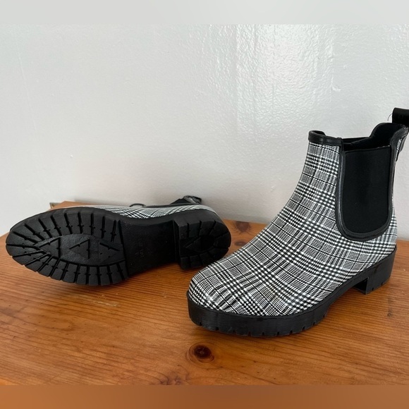 NWOT Jeffrey Campbell Cloudy Chelsea
Platform Lug Sole Rain Boots Black - Picture 6 of 7